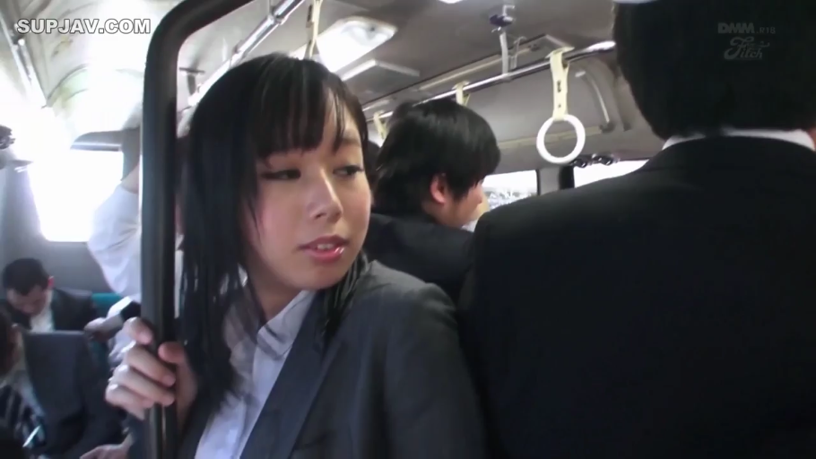 脸部特写 · 站姿 · 职业装 · 公交车