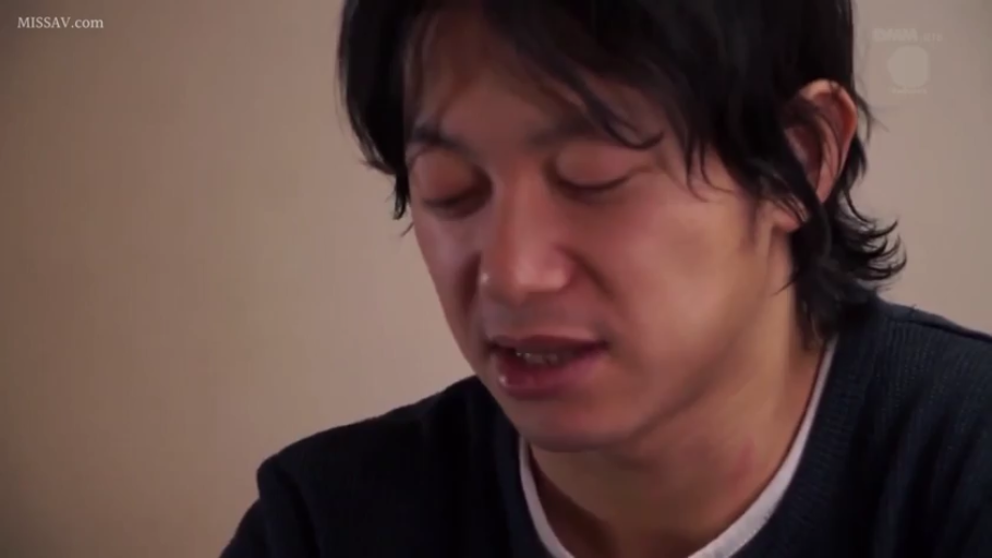 室内 · 低头 · 面部特写 · 深色毛衣