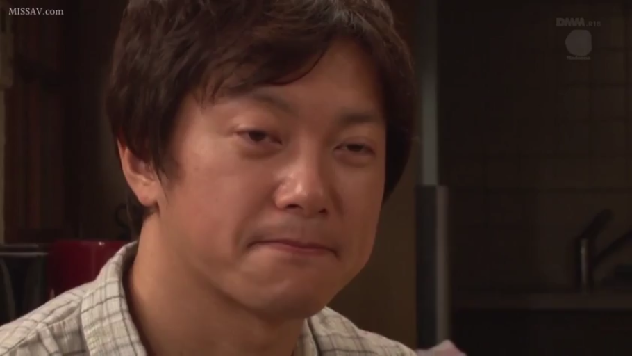 Indoor · Close-up of the face · Gaze · Plaid shirt · 正对镜头 · 严肃表情 · adult male