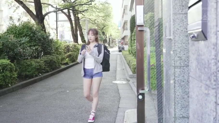 全身 · 自然 · 行走 · 看手机 · 双肩包 · 灰色开衫 · 长发 · 户外街道