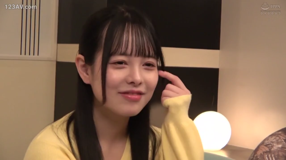 室内 · 座り姿勢 · 顔部のクローズアップ · 微笑 · 注視 · 黄色针织衫 · 圆灯 · 静态肖像