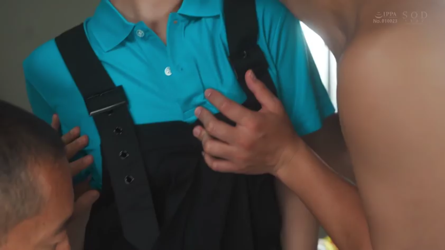 室內 · 胸部特寫 · 站姿 · 男同 · 围攻 · 背带裤