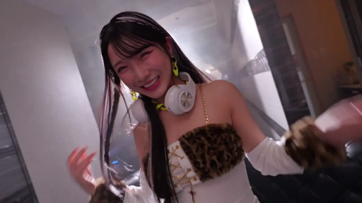 室内 · 站立 · 微笑 · 半身 · 耳机 · 长发 · 舞动 · 豹纹抹胸裙