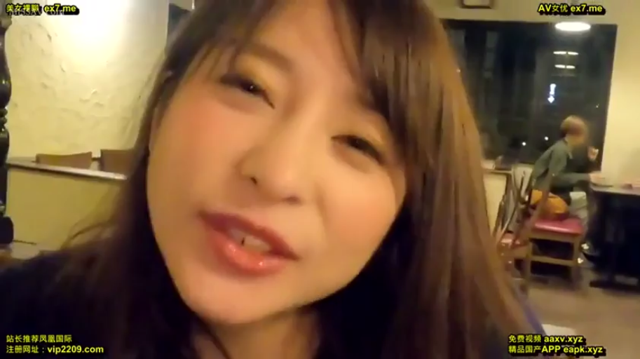 餐厅 · 微笑 · 面对镜头 · 面部特写 · 独白 · 常服 · 自拍视角