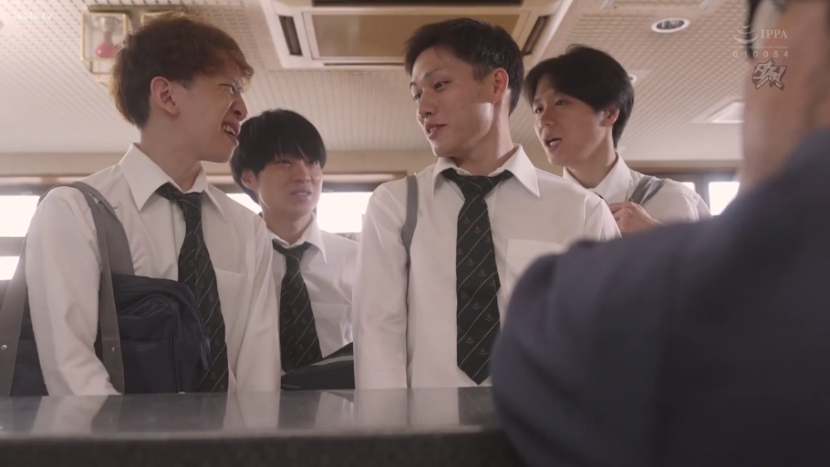 坐姿 · 交谈 · 严肃 · 眼镜 · 办公室 · 中景 · 衬衫 · 三人