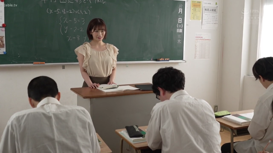 教室 · 站姿 · 微笑 · 远景 · 授课 · 黑板 · 熟女 · 教师服