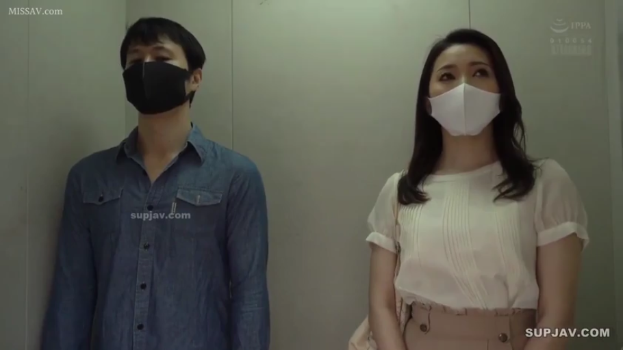 站立 · 平静 · 半身 · 剧情 · 衬衫 · 口罩 · 电梯 · 等待