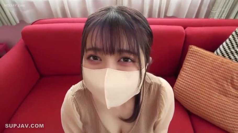 室内 · 座り姿勢 · 顔 · 平静 · 注視 · ニットセーター · 口罩