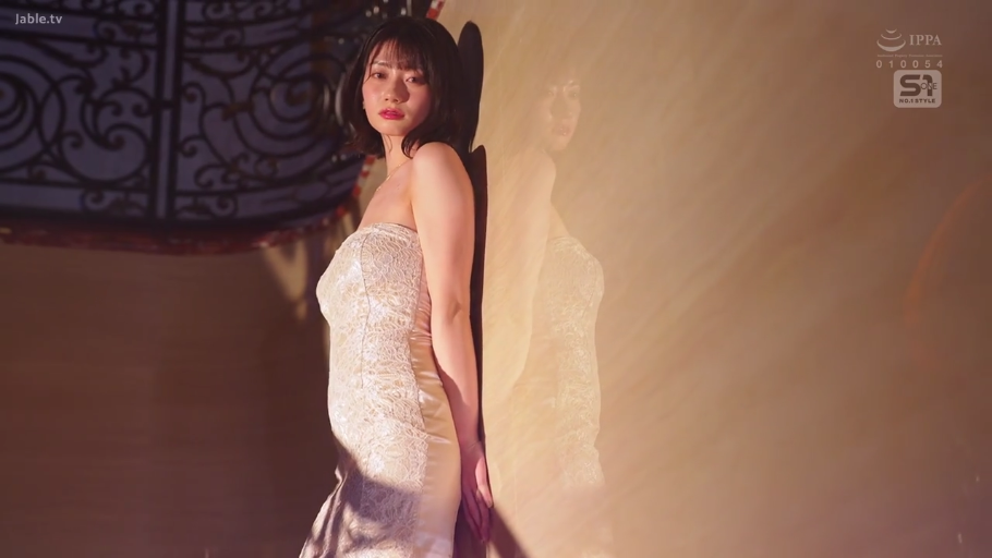 室内走廊 · 靠墙而立 · 中景半身 · 静止摆拍 · 抹胸蕾丝长裙 · 冷艳沉静 · 光影倒影