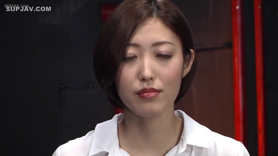 室内 · 枕头 · 痛苦 · 侧卧 · 深色制服 · 群像 · 多人参与 · 被众人按压