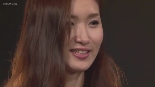 室内 · 脸部特写 · 微笑 · 交流 · 长发 · 正面 · 不详