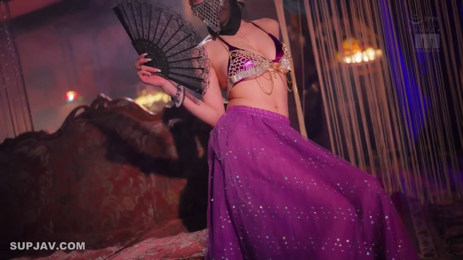 室内 · 座り姿勢 · 中景 · 肚皮舞服