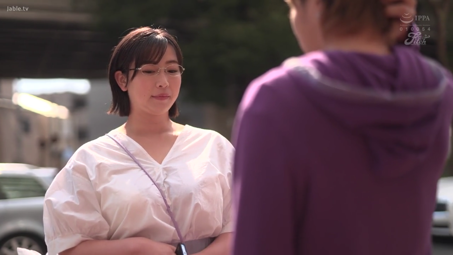 眼镜 · 站立 · 微笑 · 面部特写 · 对视 · 短发 · 户外街道 · 白色泡泡袖上衣