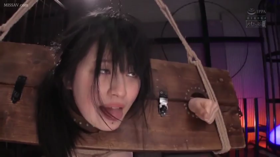 脸部特写 · BDSM · 摄影棚 · 裸露 · 失神 · 吐舌 · 木枷 · 被拘束