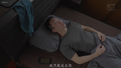 单人 · 卧室 · 中景 · 平静 · 仰卧 · 手机 · 灰色T恤 · 休息