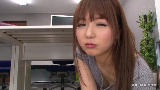 面部 · 办公室 · 迷离 · 办公桌 · 注视 · 职场 · 探身 · 灰色V领针织衫