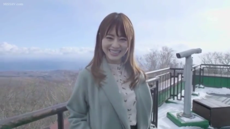 站立 · 微笑 · 半身 · 对视 · 户外观景台 · 望远镜 · 冬日 · 浅绿色大衣