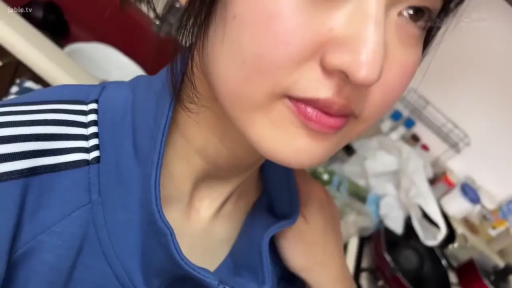 脸部特写 · 厨房 · 厨具 · 平静表情 · 近距离拍摄 · 向下俯视 · 侧头姿势 · 蓝色运动服