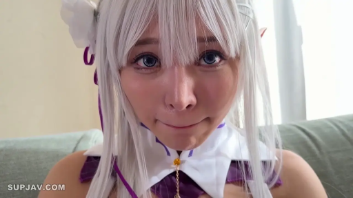 室内 · 忧郁 · 面部特写 · 凝视 · 俯拍视角 · 正面坐姿 · Cosplay服饰 · 假发及头饰