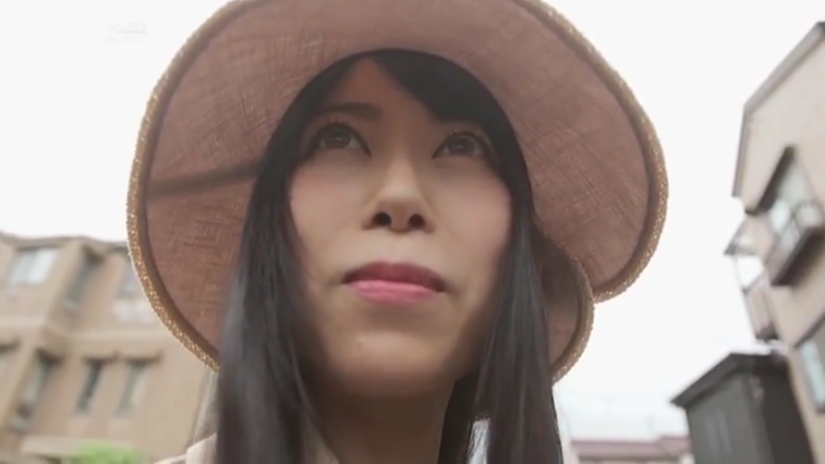 脸部特写 · 自然 · 注视 · 户外 · 长发 · 便装 · 抬头 · 草帽