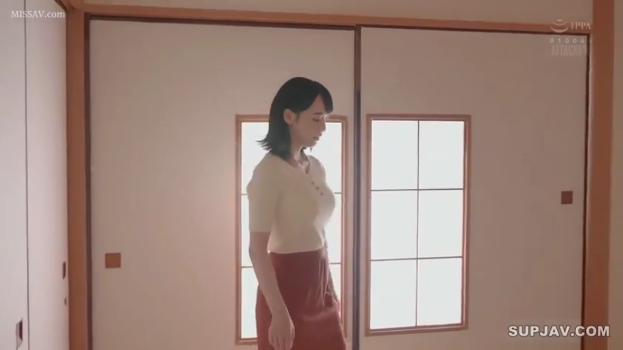 酒店 · 开腿坐 · 白色毛衣 · 偷拍视角 · 裆部 · 拖鞋 · 露底走光