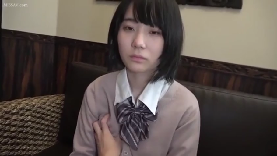 室内 · 坐姿 · 半身 · JK制服 · 短发 · 哀怨 · 揉胸