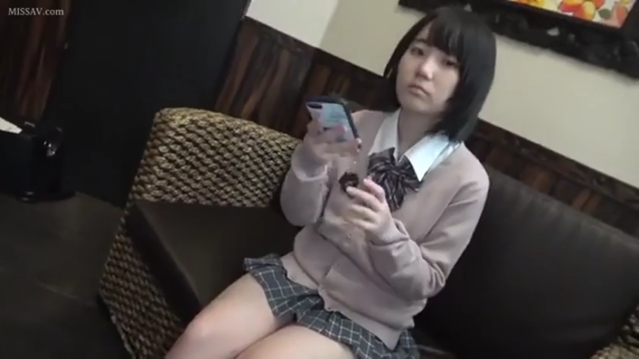 室内 · 坐姿 · 全身 · 平静 · 手机 · JK制服 · 短发 · 玩手机