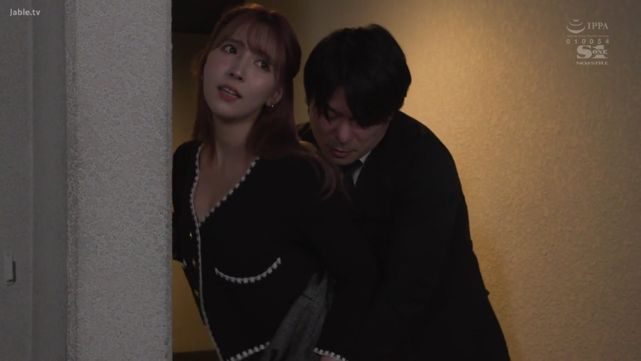 室内 · 迷离 · 中景 · 针织衫 · 靠墙 · 亲密接触 · 日本AV