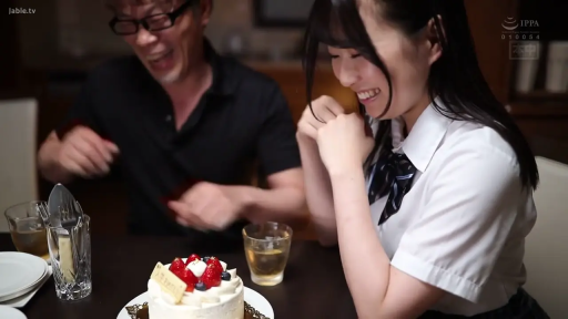 坐姿 · 半身 · 餐厅 · JK制服 · 笑容 · 互动