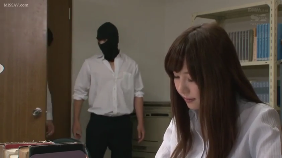 坐姿 · 办公室 · 平静 · 面部特写 · 职业装 · 潜入