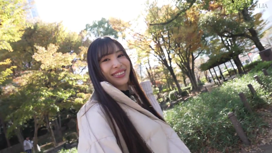 上半身特写 · 开朗 · 秋季植被 · 黑色内搭 · 户外公园