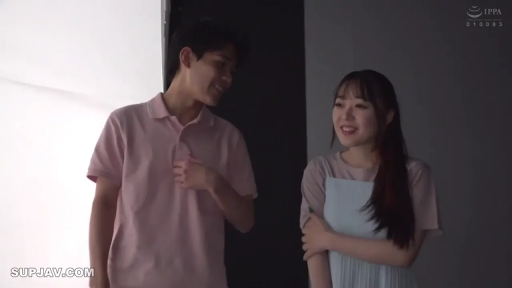 Stand · Smile · Half-body · Casual wear · Studio · 采访 · 开场