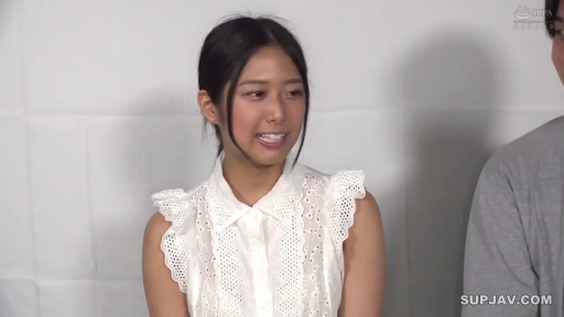 Indoor · Sitting Posture · Medium shot · Smile · 交流 · 采访场景 · 白色蕾丝无袖衫