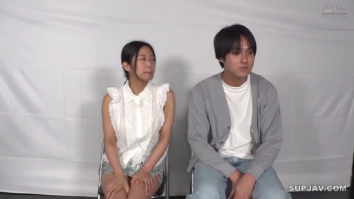 坐姿 · 交谈 · 微笑 · 休闲装 · 访谈 · 影棚 · 折叠椅