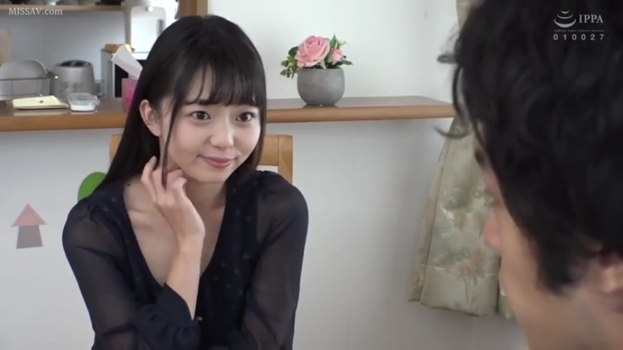 Sitting Posture · Potted plant · Smile · 面部特写 · 居家 · Eye contact · 室内厨房 · 深色透视上衣