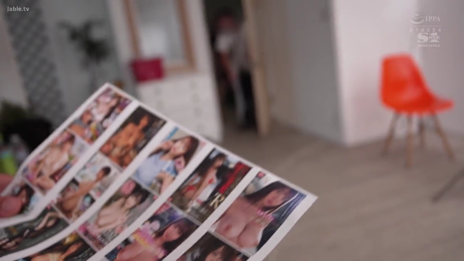 室内 · 多图拼接 · 不适用 · 不适用 · 不适用 · 纸张特写 · 展示宣传册 · 成人杂志内页