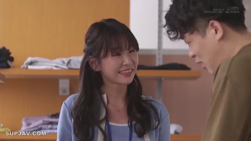 室内 · 站立 · 中景 · 微笑 · 对话 · 货架 · 休闲服 · 影视截图