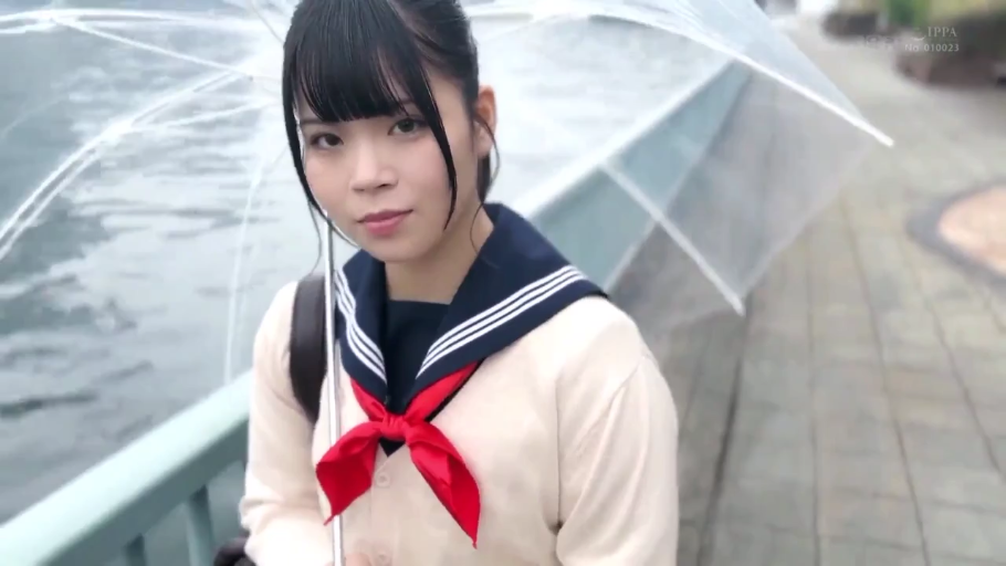 站立 · 平静 · 清纯 · 户外 · 水手服 · 半身像 · 撑伞 · 透明伞