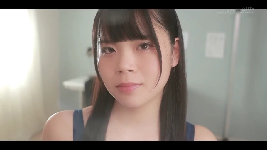 站立 · 全景 · 自然 · 手提包 · 多人 · 室内走廊 · 漫步 · 休闲服装