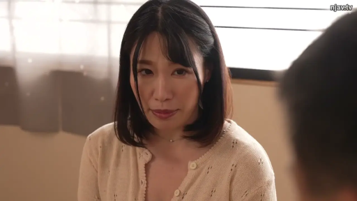 Indoor · Sitting Posture · Grievance · Close-up of the face · Gaze · 特写 · Curtain · 米色针织衫