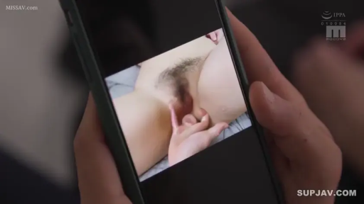 Indoor · Fully nude · 手机 · 抚摸 · 卧姿 · Phone screen · 阴部