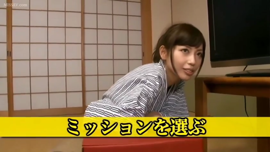 俯身 · 和室 · 字幕 · 微笑 · 注视 · 浴衣 · 电视