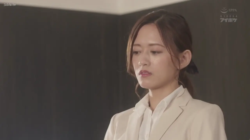 站立 · 中景 · 挎包 · OL · 职业套装 · 玄关 · 忧虑 · 归宅