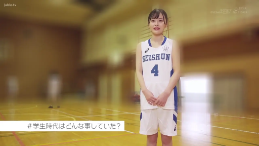 站立 · 字幕 · 全景 · 微笑 · 运动装 · 体育馆 · 采访 · 篮球场