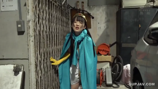 全身 · 站立 · 惊恐 · 日本AV · ガレージ · 角色扮演服 · 躲藏 · 巻き上げ式シャッター