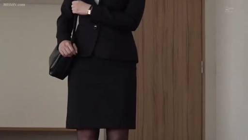 室内 · 站立 · 半身 · OL · ショルダーバッグ · 黑色职业套装 · 整理背包