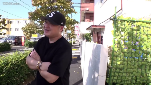 中景 · 棒球帽 · 户外街道 · 双臂交叉