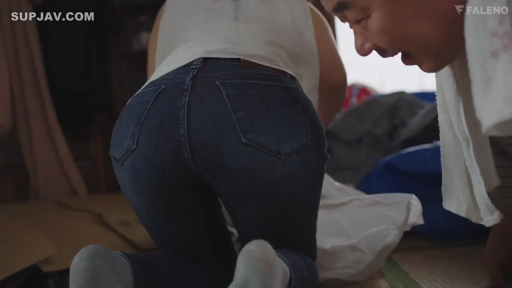 室內 · 专注 · 臀部 · 彎腰 · 纸箱 · 熟女 · 整理 · 紧身牛仔裤