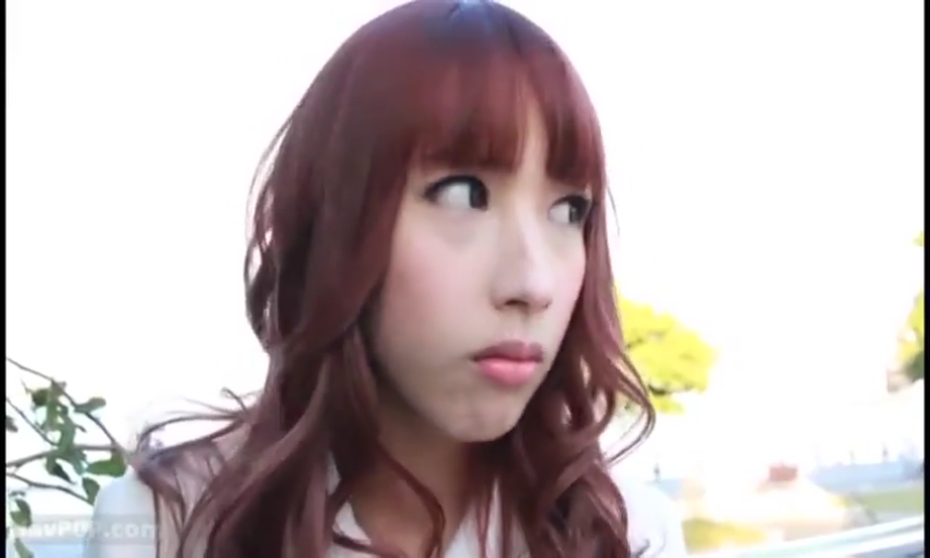 面部特写 · 白色上衣 · 户外 · 观看 · 棕色长发 · 侧头 · 噘嘴