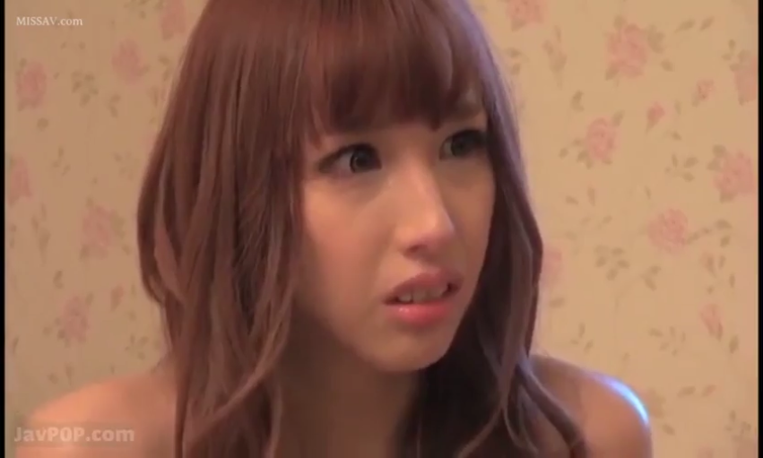 室内 · 脸部特写 · 裸肩 · 凝视 · 棕色长发 · 惊讶 · 正面